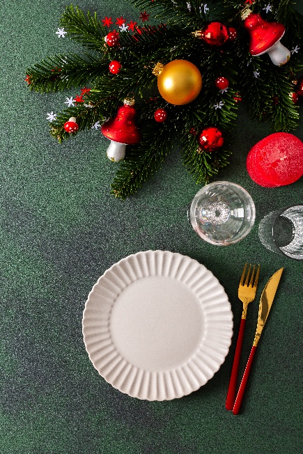 A plate and utensils next to a christmas tree

AI-generated content may be incorrect.