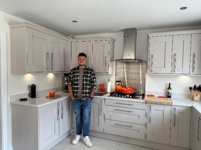 A person standing in a kitchen

AI-generated content may be incorrect.