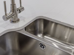 Undermounted sink
