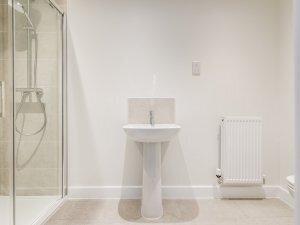 En-suite to bedroom 2