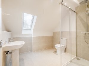 En-suite to bedroom 1 