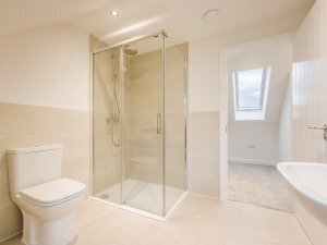 En-suite to bedroom 1
