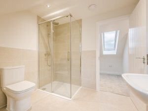 En-suite to bedroom 1